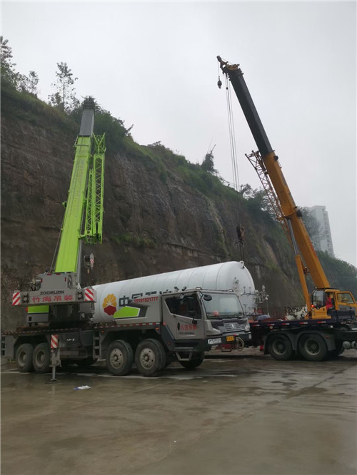 凉山“不怕风雨冻”—— 吊车的 “恶劣环境适应” 技术